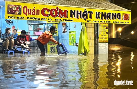 Các hồ chứa xả nước, đường phố Nha Trang ngập nặng trong đêm - Ảnh 7. Nhiều hồ thủy lợi xả nước, hàng loạt khu vực ở Nha Trang ngập nặng trong đêm - Ảnh 7.