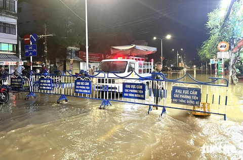 Các hồ chứa xả nước, đường phố Nha Trang ngập nặng trong đêm - Ảnh 8. Nhiều hồ thủy lợi xả nước, hàng loạt khu vực ở Nha Trang ngập nặng trong đêm - Ảnh 8.