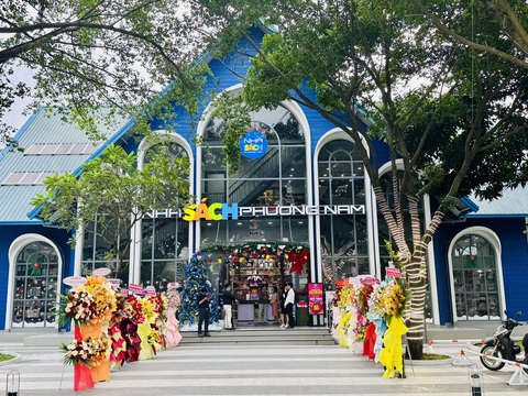Đến khu vườn sách phủ bóng cây xanh ở quận 6, bỗng thấy yên bình lạ kỳ! - Ảnh 2. Khu vườn sách phủ bóng cây xanh yên bình lạ kỳ ở quận 6, TP.HCM - Ảnh 2.