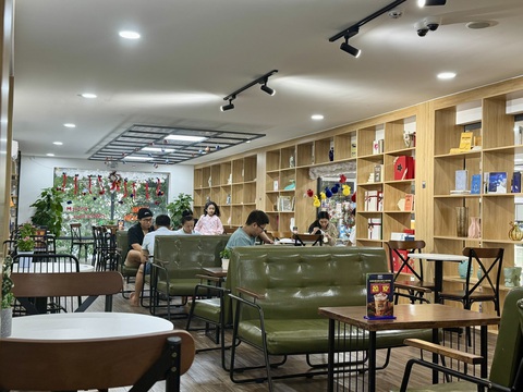 Đến khu vườn sách phủ bóng cây xanh ở quận 6, bỗng thấy yên bình lạ kỳ! - Ảnh 3. Đến nhà sách phủ bóng cây xanh ở quận 6, bỗng thấy yên bình lạ kỳ! - Ảnh 3.