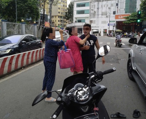 Tài xế ô tô đánh tới tấp người đi xe máy trước cổng Bệnh viện Từ Dũ - Ảnh 2.