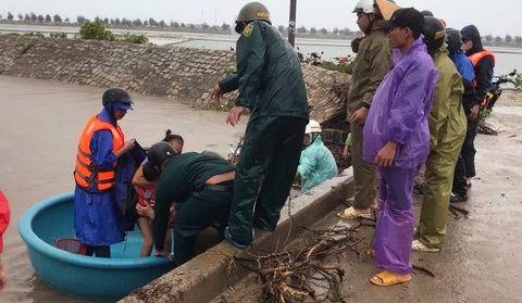 Mưa lớn ngập hơn 100 căn nhà, sạt lở tuyến đường ven biển Ninh Thuận - Ảnh 4. Mưa lớn gây ngập hơn 100 căn nhà, sạt lở tuyến đường ven biển Ninh Thuận - Ảnh 3.