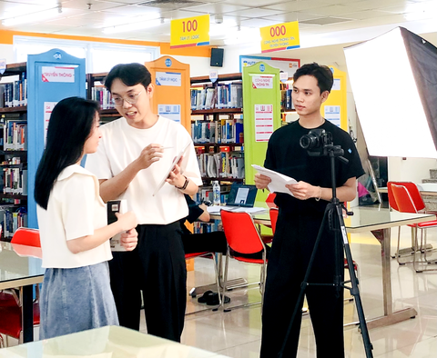Sinh viên đưa thư viện lên TikTok - Ảnh 2. Sinh viên đưa thư viện lên TikTok - Ảnh 2.
