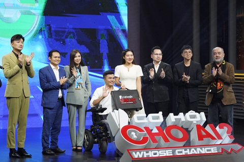 Chàng trai không chân Tô Đình Khánh nhận mức lương khủng nhờ câu chuyện truyền cảm hứng - Ảnh 4. Chàng trai không chân Tô Đình Khánh nhận mức lương khủng nhờ câu chuyện truyền cảm hứng - Ảnh 3.