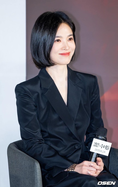 Nhan sắc 'đỉnh nóc, kịch trần' của Song Hye Kyo ở tuổi U50 - Ảnh 10. Nhan sắc 'đỉnh nóc, kịch trần' của Song Hye Kyo ở tuổi U50 - Ảnh 10.
