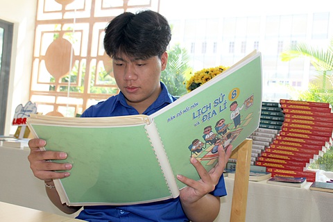 'Vẽ' bản đồ nổi cho môn lịch sử, địa lý - Ảnh 1. 'Vẽ' bản đồ nổi cho môn lịch sử, địa lý - Ảnh 1.