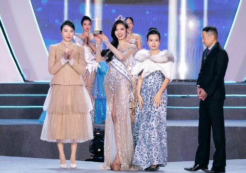 Người đẹp Dương Trà Giang là Hoa hậu Sinh viên Việt Nam, nhận giải thưởng trị hơn 11 tỉ đồng - Ảnh 4. Người đẹp Dương Trà Giang là Hoa hậu Sinh viên Việt Nam, nhận giải thưởng trị hơn 11 tỉ đồng - Ảnh 5.
