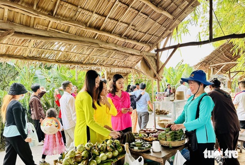 Chợ quê bên cồn Tân Thuận Đông có gì mà khiến du khách gần xa nô nức? - Ảnh 5.