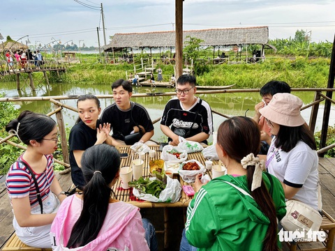 Chợ quê bên cồn Tân Thuận Đông có gì mà khiến du khách gần xa nô nức? - Ảnh 6.