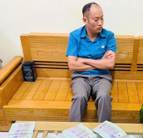 Khởi tố chủ tịch phường ở Bắc Giang vì nhận hối lộ - Ảnh 1. Bắt quả tang chủ tịch phường ở Bắc Giang nhận hối lộ tại phòng làm việc - Ảnh 1.