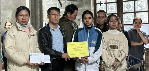 Nữ sinh nghèo mất mẹ vừa nhận tiền quyên góp đã bị kẻ xấu nhắn tin lừa - Ảnh 1.