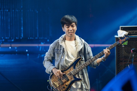 Đi nghe nhạc rock sử dụng đàn tranh, đàn bầu, sáo trúc tại đêm thứ ba Hò Dô 2024 - Ảnh 7. Rock tại đêm thứ ba Hò Dô 2024: Ban nhạc liên tục chịu thua vì khán giả giành hát - Ảnh 7.