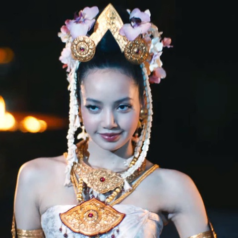 Tự Long bật mí về Táo quân 2025; Hé lộ tạo hình của Lisa BlackPink trong phim mới - Ảnh 2. Tự Long bật mí về Táo quân 2025; Hé lộ tạo hình của Lisa BlackPink trong phim mới - Ảnh 2.