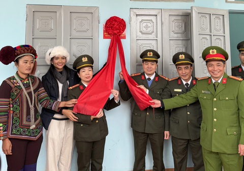 H'Hen Niê bàn giao nhà tắm, nhà vệ sinh, thư viện cho học sinh Lai Châu - Ảnh 1. H'Hen Niê bàn giao nhà tắm, nhà vệ sinh, thư viện cho học sinh Lai Châu - Ảnh 1.