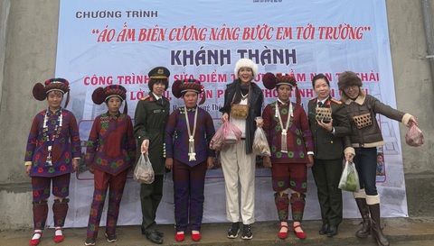 H'Hen Niê bàn giao nhà tắm, nhà vệ sinh, thư viện cho học sinh Lai Châu - Ảnh 2. H'Hen Niê bàn giao nhà tắm, nhà vệ sinh, thư viện cho học sinh Lai Châu - Ảnh 2.