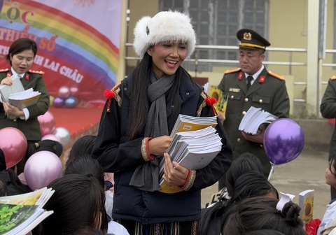 H'Hen Niê bàn giao nhà tắm, nhà vệ sinh, thư viện cho học sinh Lai Châu - Ảnh 3. H'Hen Niê bàn giao nhà tắm, nhà vệ sinh, thư viện cho học sinh Lai Châu - Ảnh 3.