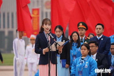 Nữ vận động viên taekwondo Châu Tuyết Vân đại diện đại biểu thanh niên báo công trước đại hội - Ảnh 1. Nữ vận động viên taekwondo Châu Tuyết Vân đại diện thanh niên báo công tại đại hội - Ảnh 1.