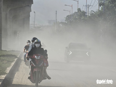 Người dân TP.HCM khổ sở băng qua con đường bụi mịt mù như sương khói - Ảnh 1.