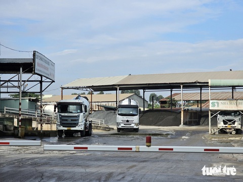 Người dân TP.HCM khổ sở băng qua con đường bụi mịt mù như sương khói - Ảnh 4.