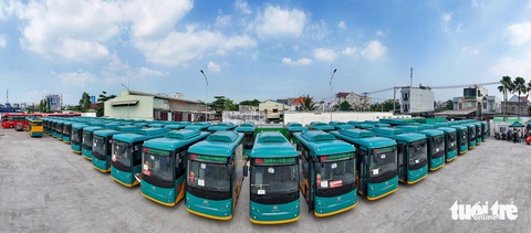 Đoàn xe buýt điện ‘cập bến’ TP.HCM, sẵn sàng chạy cùng metro số 1 - Ảnh 1.