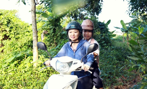Cô giáo tình nguyện ngày ngày đưa trò tới lớp - Ảnh 1. Cô giáo tình nguyện ngày ngày đưa trò tới lớp - Ảnh 1.