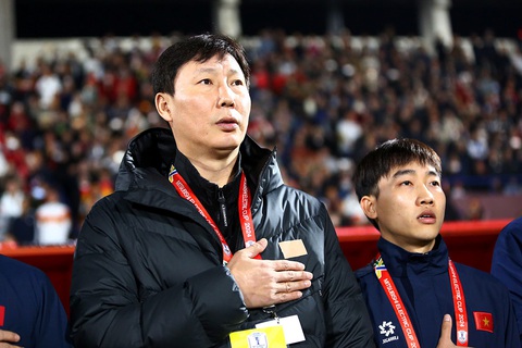 HLV Kim Sang Sik: Không dễ thắng Philippines trên sân cỏ nhân tạo - Ảnh 1. HLV Kim Sang Sik: Không dễ thắng Philippines trên sân cỏ nhân tạo - Ảnh 1.