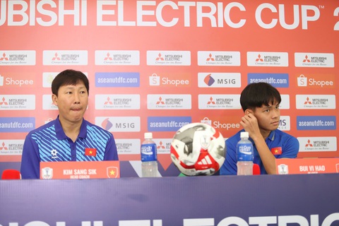 HLV Kim Sang Sik: Không dễ thắng Philippines trên sân cỏ nhân tạo - Ảnh 4. HLV Kim Sang Sik: Không dễ thắng Philippines trên sân cỏ nhân tạo - Ảnh 2.