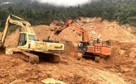 Phát hiện thêm 4 khối đá lớn rơi xuống đèo Khánh Lê, dự kiến tối nay thông xe - Ảnh 1. Xử lý thêm 4 khối đá lớn rơi xuống đèo Khánh Lê - Ảnh 1.