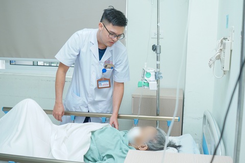 Thủng dạ dày vì lạm dụng thuốc giảm đau - Ảnh 1. Thủng dạ dày vì lạm dụng thuốc giảm đau - Ảnh 1.