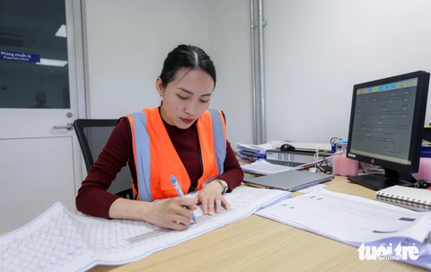 Nhìn thành phố từ buồng lái: Cảm nhận đặc biệt của nữ lái tàu metro - Ảnh 2.