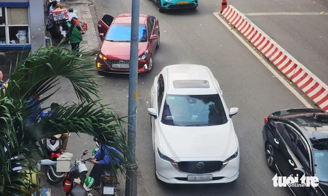 Ô tô vẫn dừng, đỗ sai quy định tràn lan xung quanh bệnh viện ở TP.HCM - Ảnh 5.