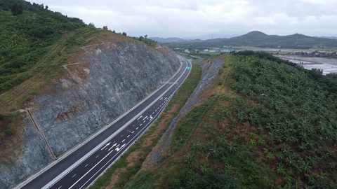 Khai thác hơn 60 km cao tốc Vân Phong - Nha Trang trước Tết Nguyên đán 2025 - Ảnh 1. Khai thác hơn 60 km cao tốc Vân Phong - Nha Trang trước Tết Nguyên đán 2025 - Ảnh 1.