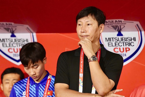 HLV Kim Sang Sik: 'Đội tuyển Việt Nam vẫn rộng cửa vào bán kết' - Ảnh 1. HLV Kim Sang Sik: 'Đội tuyển Việt Nam vẫn rộng cửa vào bán kết' - Ảnh 1.
