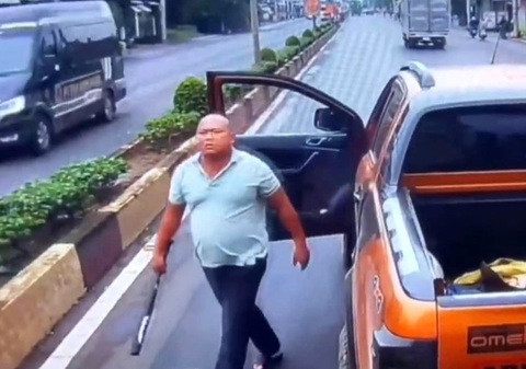 Bắt giam người chặn xe giữa đường, hùng hổ đe dọa tấn công tài xế - Ảnh 2.