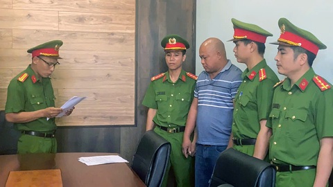 Bắt giam người chặn xe giữa đường, hùng hổ đe dọa tấn công tài xế - Ảnh 1.