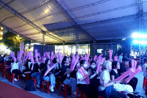 Đoan Trang làm giám khảo Liên hoan ban nhạc nhóm ca TP.HCM - Ảnh 4. Đoan Trang làm giám khảo Liên hoan ban nhạc nhóm ca TP.HCM - Ảnh 4.