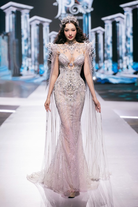 Hoa hậu Thanh Thủy, Lê Hoàng Phương, Quế Anh, Ý Nhi hội ngộ tại Vietnam Beauty Fashion Fest - Ảnh 20. Hoa hậu Thanh Thủy, Lê Hoàng Phương, Ý Nhi, Quế Anh hội ngộ tại Vietnam Beauty Fashion Fest - Ảnh 21.