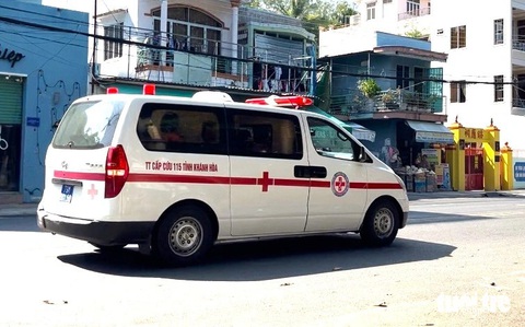 Sử dụng xe cấp cứu biển xanh hết hạn đăng kiểm, CSGT xử phạt Trung tâm cấp cứu 115 Khánh Hòa - Ảnh 1. Xử phạt vụ xe cấp cứu biển xanh hết hạn đăng kiểm - Ảnh 1.