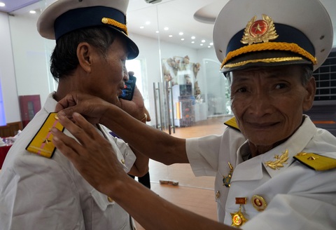 Công binh hải quân - những người tôn nền Tổ quốc thêm cao: Bát cơm người lính trộn nước Biển Đông - Ảnh 3. Công binh hải quân - những người tôn nền Tổ quốc thêm cao: Bát cơm người lính trộn nước Biển Đông - Ảnh 3.