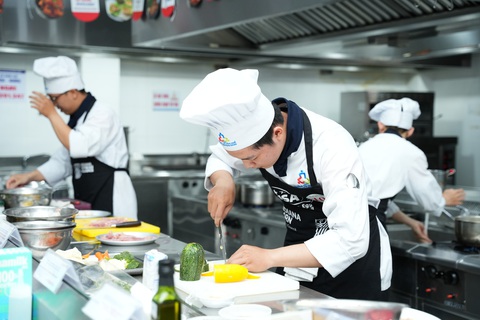 Giám khảo từ Hiệp hội siêu đầu bếp thế giới chấm thi nấu ăn cho sinh viên Việt - Ảnh 1.
