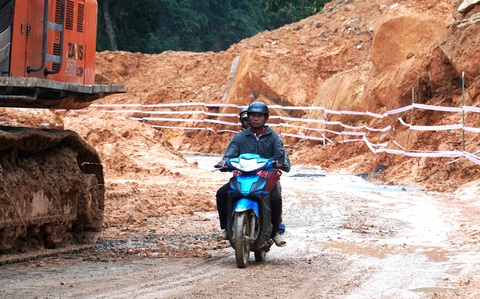 Cấm xe lưu thông đèo Khánh Lê vào từ - Ảnh 1. Phát hiện thêm các vị trí nguy cơ sạt lở, cấm xe lưu thông đèo Khánh Lê - Ảnh 1.