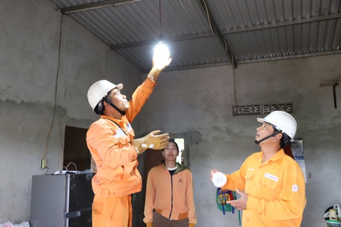 Công ty điện lực Đắk Nông hướng về cộng đồng - Ảnh 2.