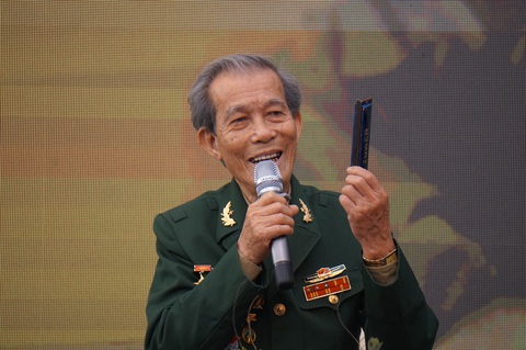 Trong tiếng kèn bài ‘Vì nhân dân quên mình’, cả đại đội băng qua bãi bom nổ chậm - Ảnh 1. Trong tiếng kèn bài Vì nhân dân quên mình, cả đại đội băng qua bãi bom nổ chậm - Ảnh 1.