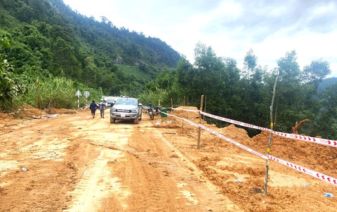 Thông 1 làn xe qua đèo Khánh Lê sau 5 ngày ách tắc - Ảnh 1. Thông 1 làn xe qua đèo Khánh Lê sau 5 ngày ách tắc - Ảnh 1.