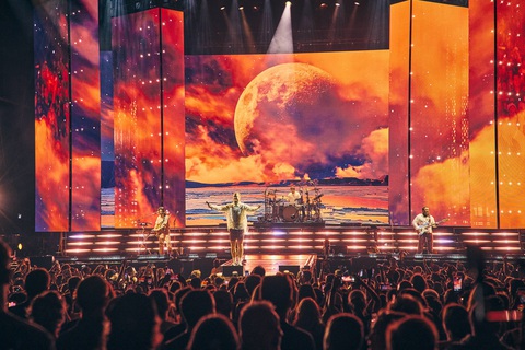 Imagine Dragons sẽ mang bản hit nào đến 8WONDER Winter 2024 tại Việt Nam? - Ảnh 3. Imagine Dragons sẽ mang setlist bùng nổ nào tới 8WONDER Winter 2024 - Ảnh 3.
