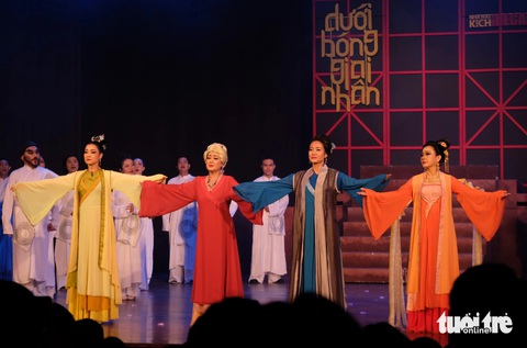 Dưới bóng giai nhân: Có con thuyền mang tên đàn bà trôi trên dòng sông nước mắt - Ảnh 4. Dưới bóng giai nhân: Có con thuyền mang tên đàn bà trôi trên dòng sông nước mắt - Ảnh 3.