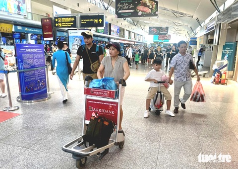 Thu tiền lối đi ưu tiên ở sân bay Đà Nẵng: Cảng nói hãng bay bán dịch vụ