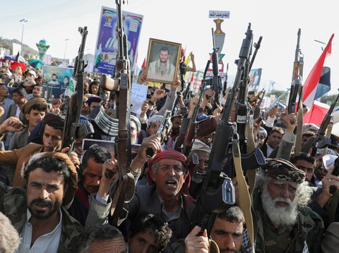 Căng thẳng Trung Đông: Houthi tấn công tàu khu trục Mỹ; Israel chặn máy bay Iran - Ảnh 1.