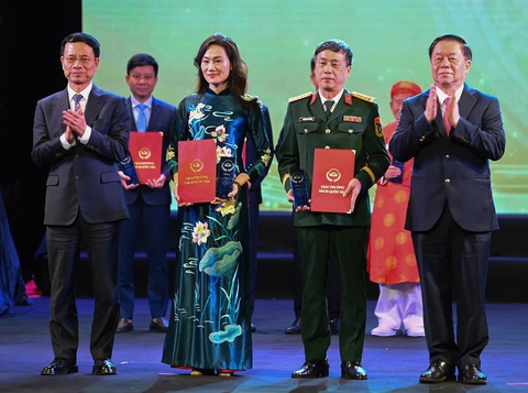 Tổng tập Nhà văn quân đội, một 'bộ sử bằng văn' - Ảnh 1. Tổng tập Nhà văn quân đội, một 'bộ sử bằng văn' - Ảnh 1.