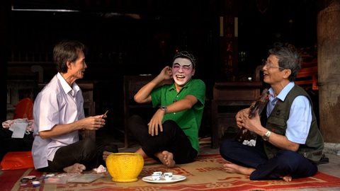 Cùng cha con Trung Ruồi về làng Thổ Hà học tuồng cổ - Ảnh 2. Cùng cha con Trung Ruồi về làng Thổ Hà học tuồng cổ - Ảnh 2.